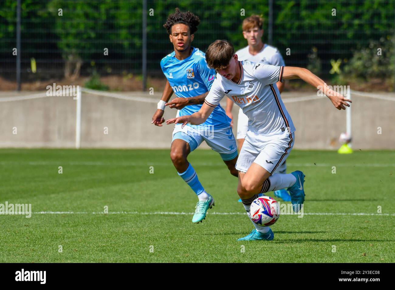 Landore, Swansea, pays de Galles. 31 août 2024. Yori Griffith de Swansea City passe à l'attaque lors du match de la Ligue de développement professionnel des moins de 18 ans entre Swansea City et Coventry City au JOMA High performance Centre à Landore, Swansea, pays de Galles, Royaume-Uni le 31 août 2024. Crédit : Duncan Thomas/Majestic Media/Alamy Live News. Banque D'Images