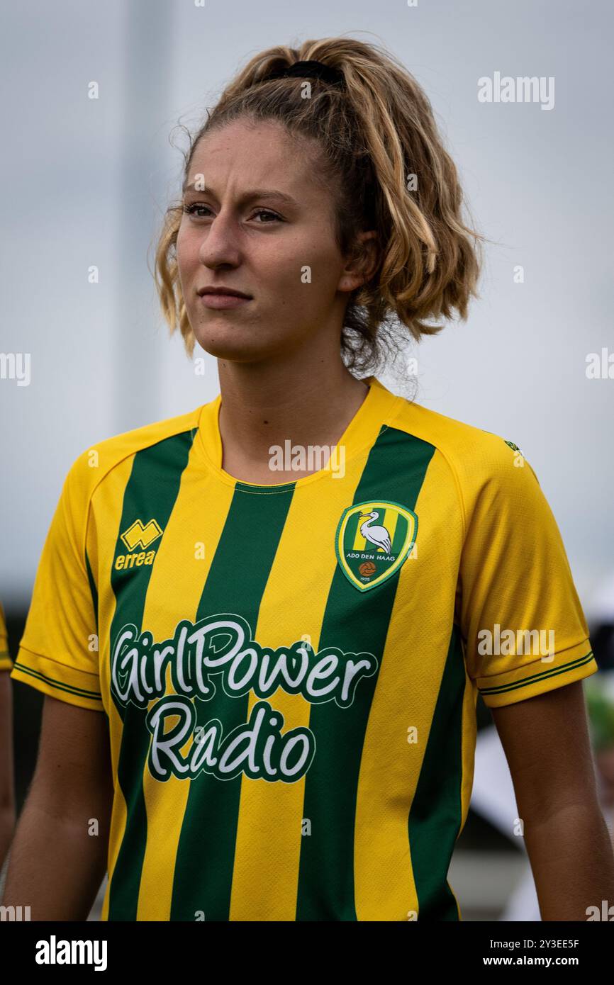 LONDRES, ANGLETERRE - 12 SEPTEMBRE : Qunité Dupon d'ADO Den Haag regarde, tire sur la tête, tête et épaules pendant le match amical de pré-saison féminin betwe Banque D'Images