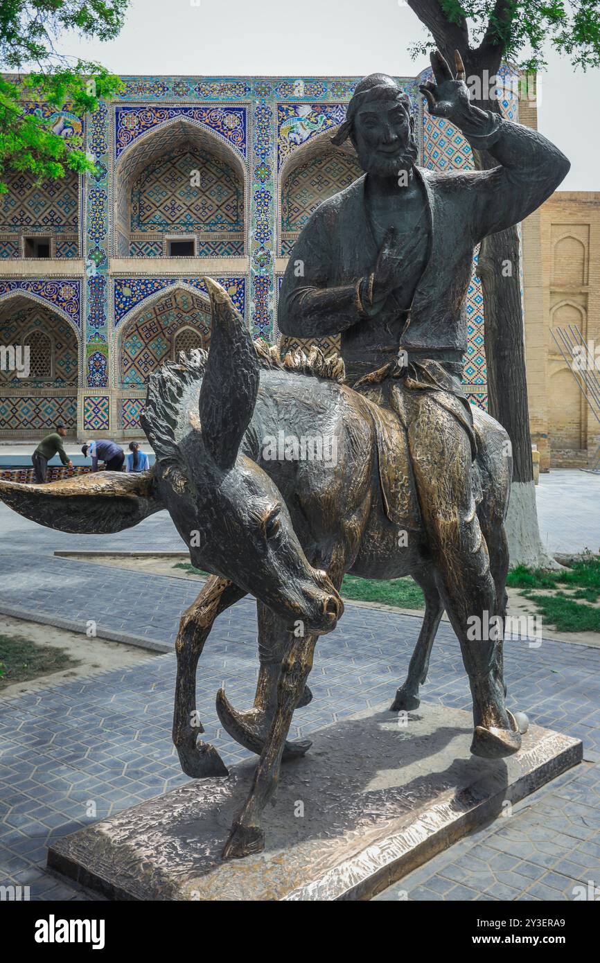 Boukhara, Ouzbékistan - 10 mai 2019 : Statue traditionnelle près de Labi Hovuz Banque D'Images