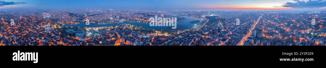 La vue panoramique sur le paysage urbain tentaculaire d'Istanbul illuminé au crépuscule révèle la ville historique animée autour du détroit du Bosphore. Coucher de soleil crépusculaire ciel transitioni Banque D'Images