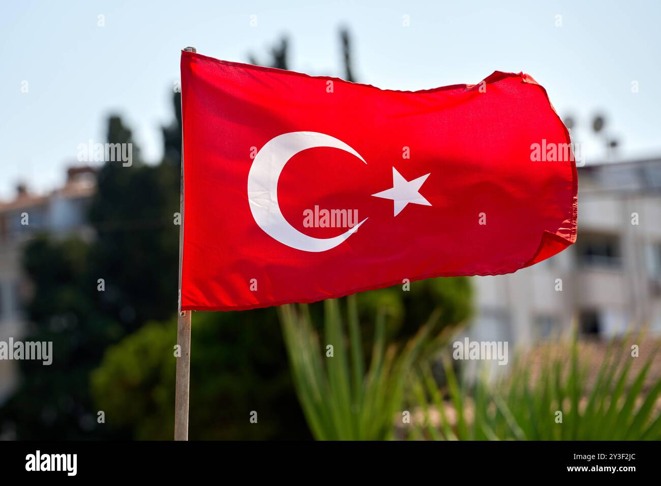 Kusadasi, Turquie - 1 septembre 2024 : le drapeau de la Turquie flotte à Kusadasi *** Die Flagge der Türkei weht à Kusadasi Banque D'Images