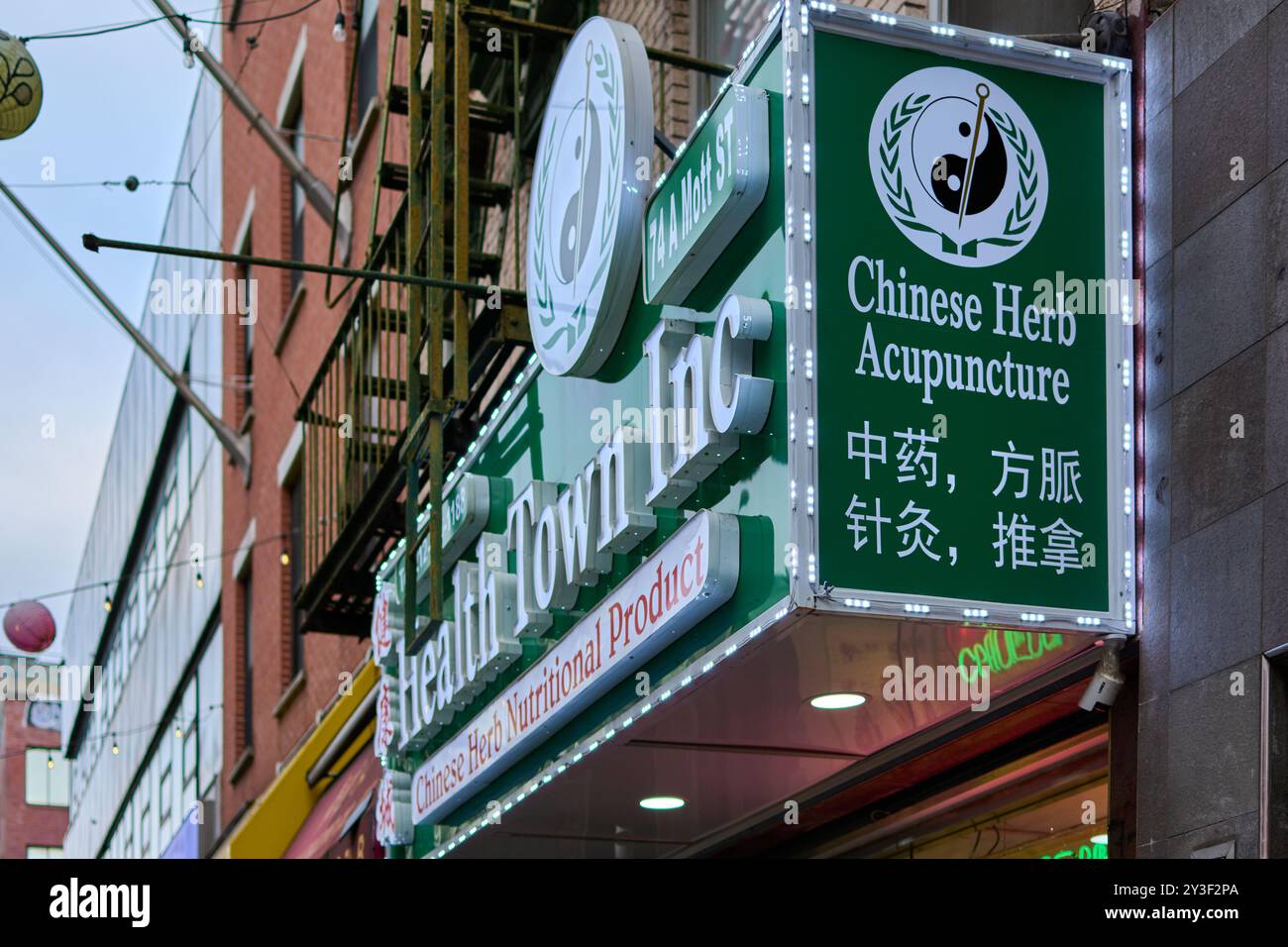 New York, États-Unis - 13 septembre 2024 : vue sur la rue à Chinatown, New York, avec des enseignes de magasins mettant en valeur les produits naturels et les plantes chinoises Banque D'Images