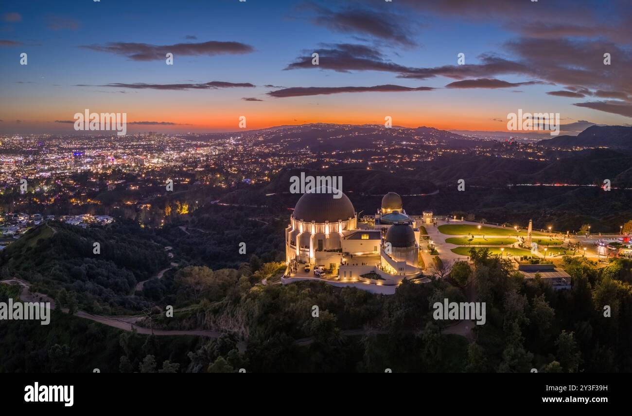 Griffith Observatory et panorama de la ville de Los Angeles au crépuscule. Vue aérienne. Banque D'Images