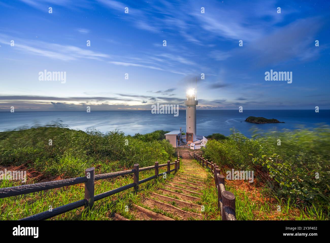 Phare d'Hirakubozaki sur l'île d'Ishigaki, Okinawa, Japon. Banque D'Images