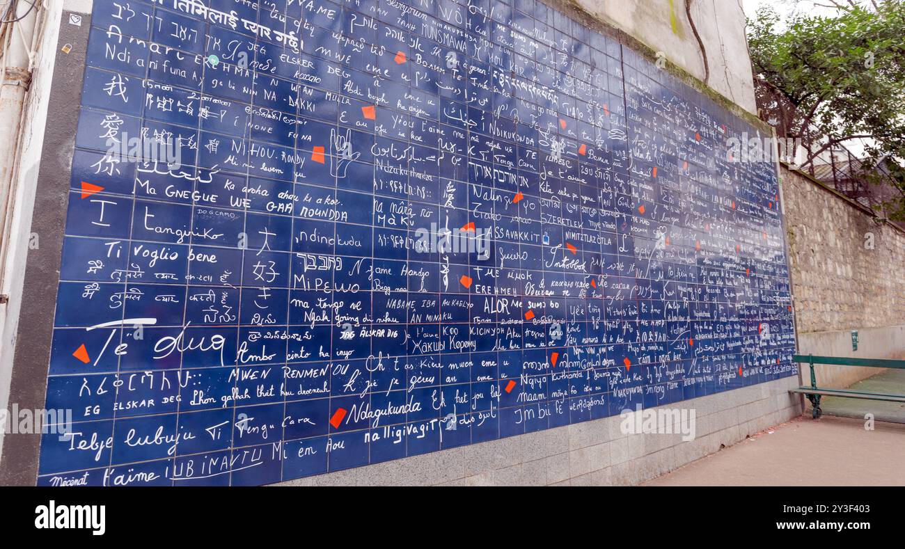 Le mur de l'amour, Paris, France. Mur dans la région de Montmartre avec `'je t'aime'' écrit dans toutes les principales langues internationales. Banque D'Images