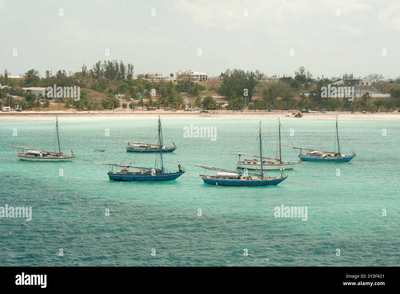 Nassau, Bahamas - 15 avril 2008 : les sloops sont amarrés dans les eaux turquoises près du port de croisière Banque D'Images