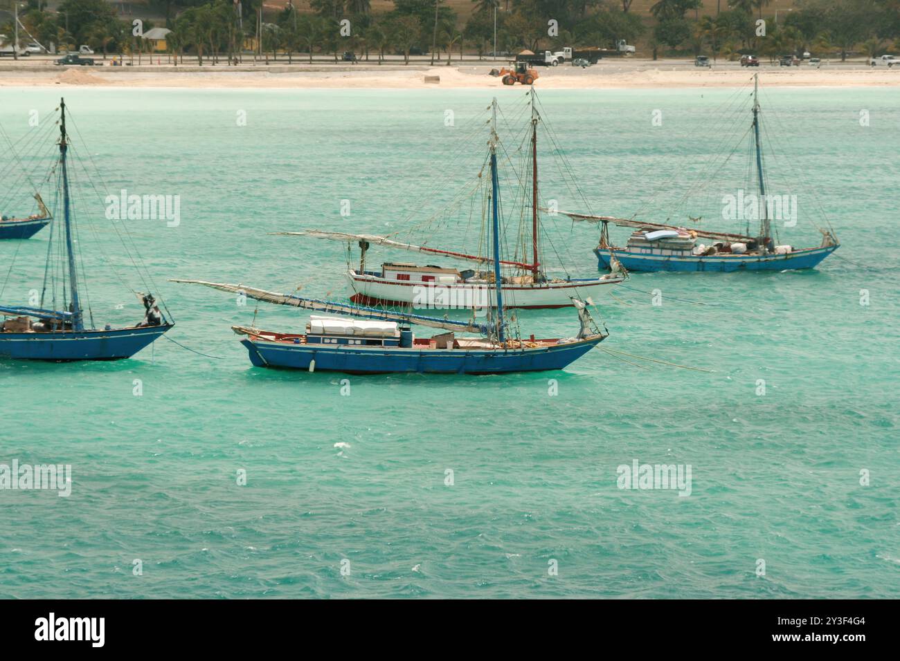 Nassau, Bahamas - 15 avril 2008 : les sloops sont amarrés dans les eaux turquoises près du port de croisière Banque D'Images