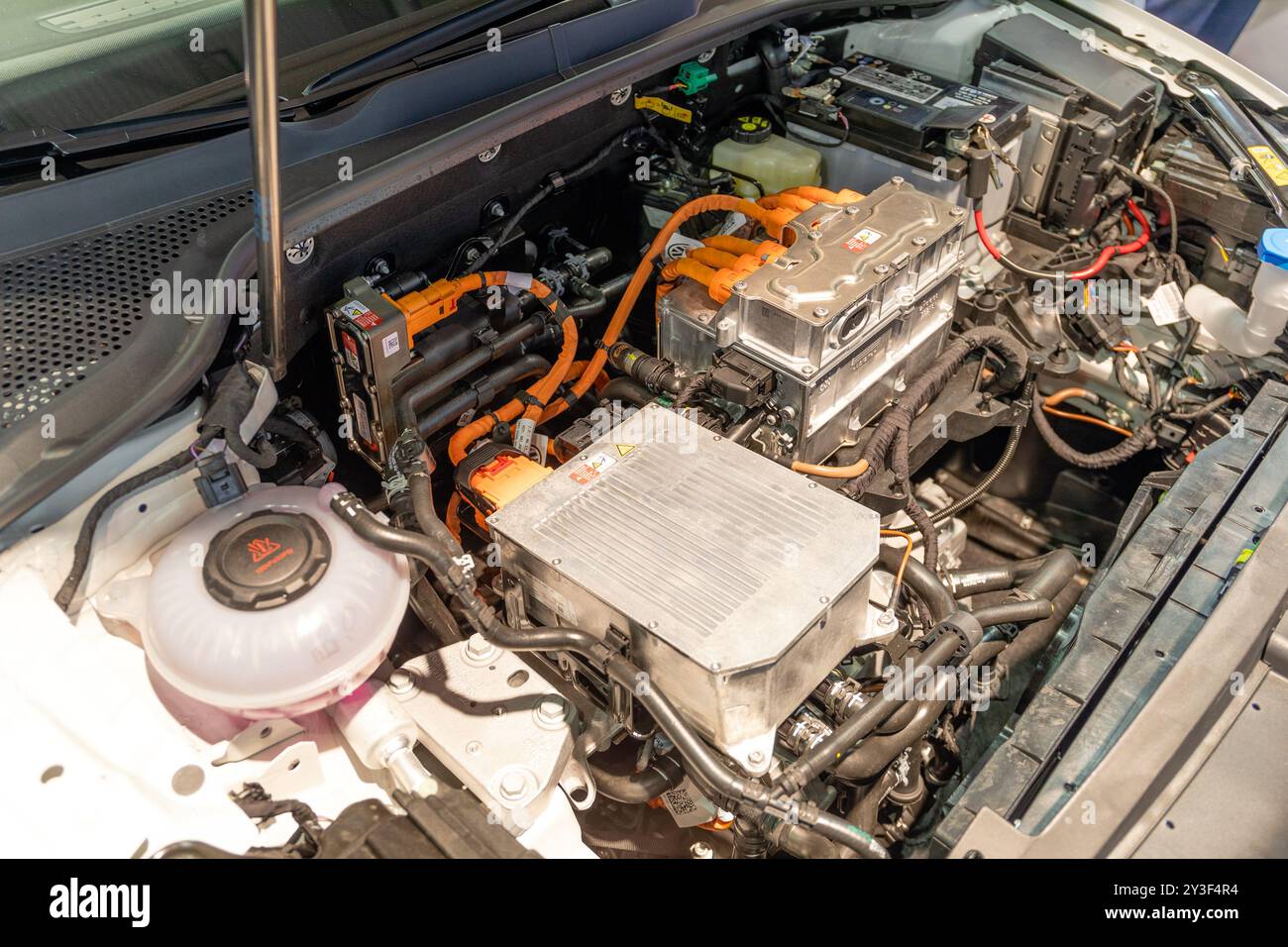 ATHÈNES, GRÈCE - 15 NOVEMBRE 2019 : moteur électrique Volkswagen e-Golf au salon Aftokinisi Αnytime 2019. Banque D'Images