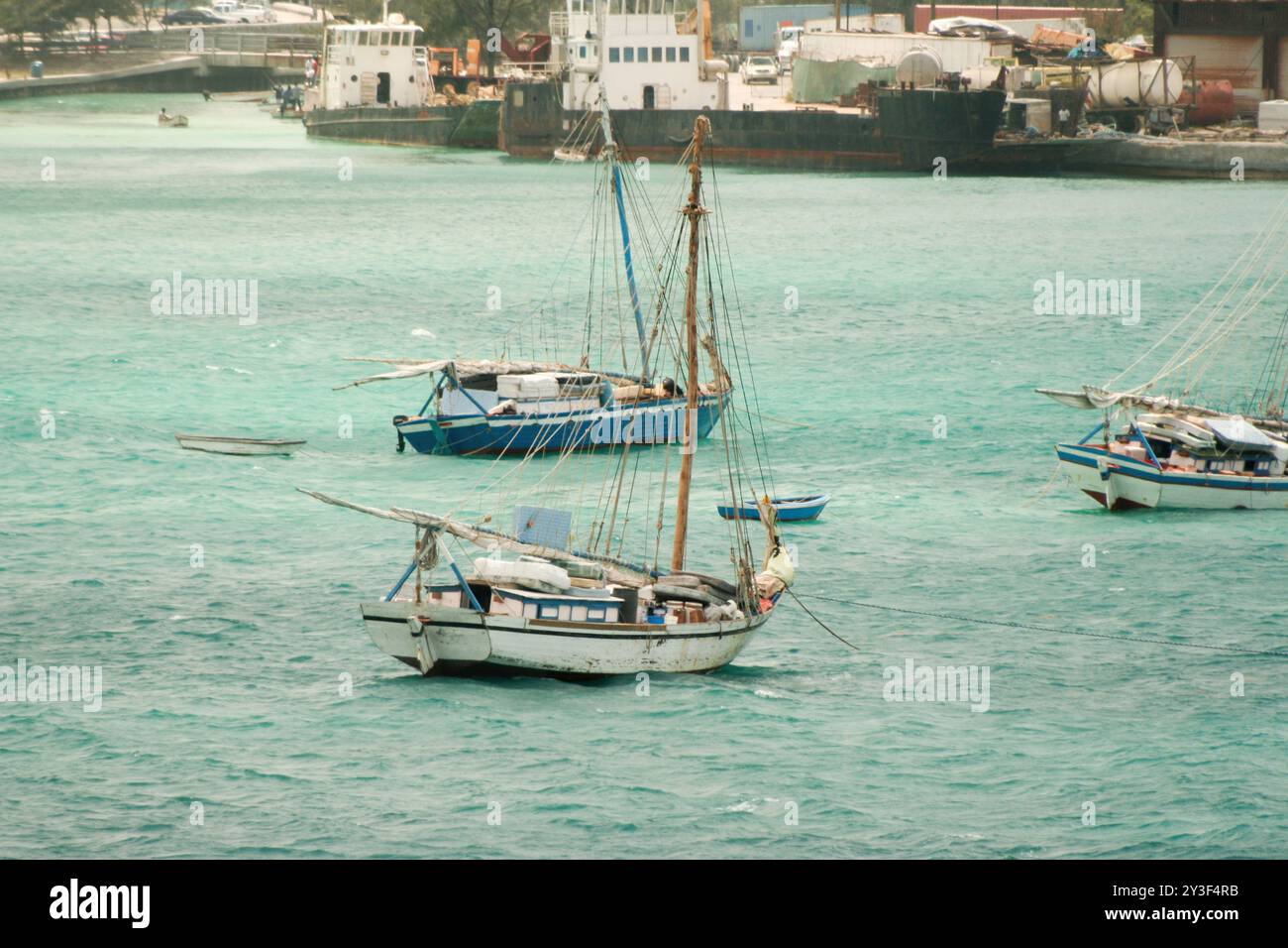 Nassau, Bahamas - 15 avril 2008 : les sloops sont amarrés dans les eaux turquoises près du port de croisière Banque D'Images