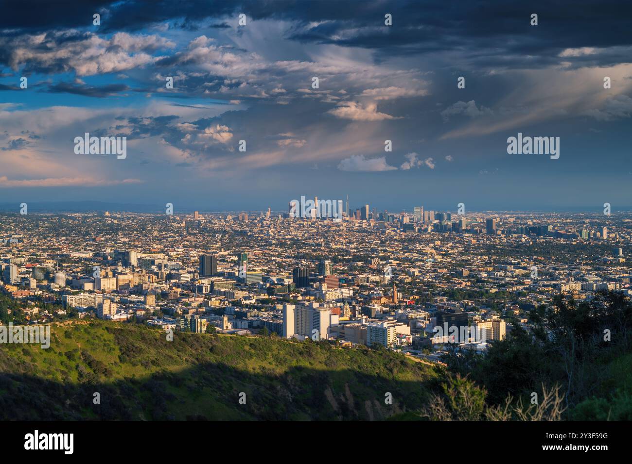 Panorama urbain de la ville de Los Angeles après la tempête. Le centre-ville DE LOS ANGELES photographié au coucher du soleil depuis Hollywood Hills. Banque D'Images