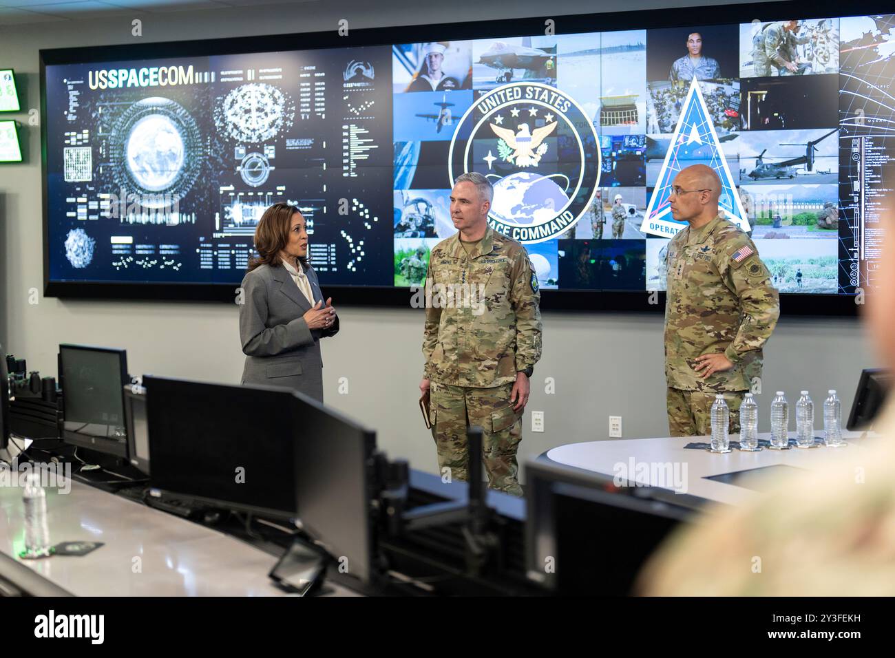 Le vice-président Kamala Harris visite et prononce un discours à la presse au U.S. Space Force Command, le jeudi 30 mai 2024, à la base de la Force spatiale Peterson à Colorado Springs, Colorado. (Photo officielle de la Maison Blanche par Lawrence Jackson) Banque D'Images