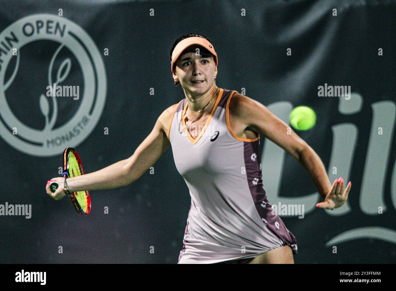 Monastir, Tunisie. 12 septembre 2024. EVA Lys, d’Allemagne, joue contre Elyse Mertens, de Belgique, au tournoi de tennis Jasmin Open à Monastir, en Tunisie. Le Jasmin Open, tournoi de tennis professionnel féminin, se tient au Magic Hotel Skanes de Monastir du 9 au 15 septembre 2024 Banque D'Images