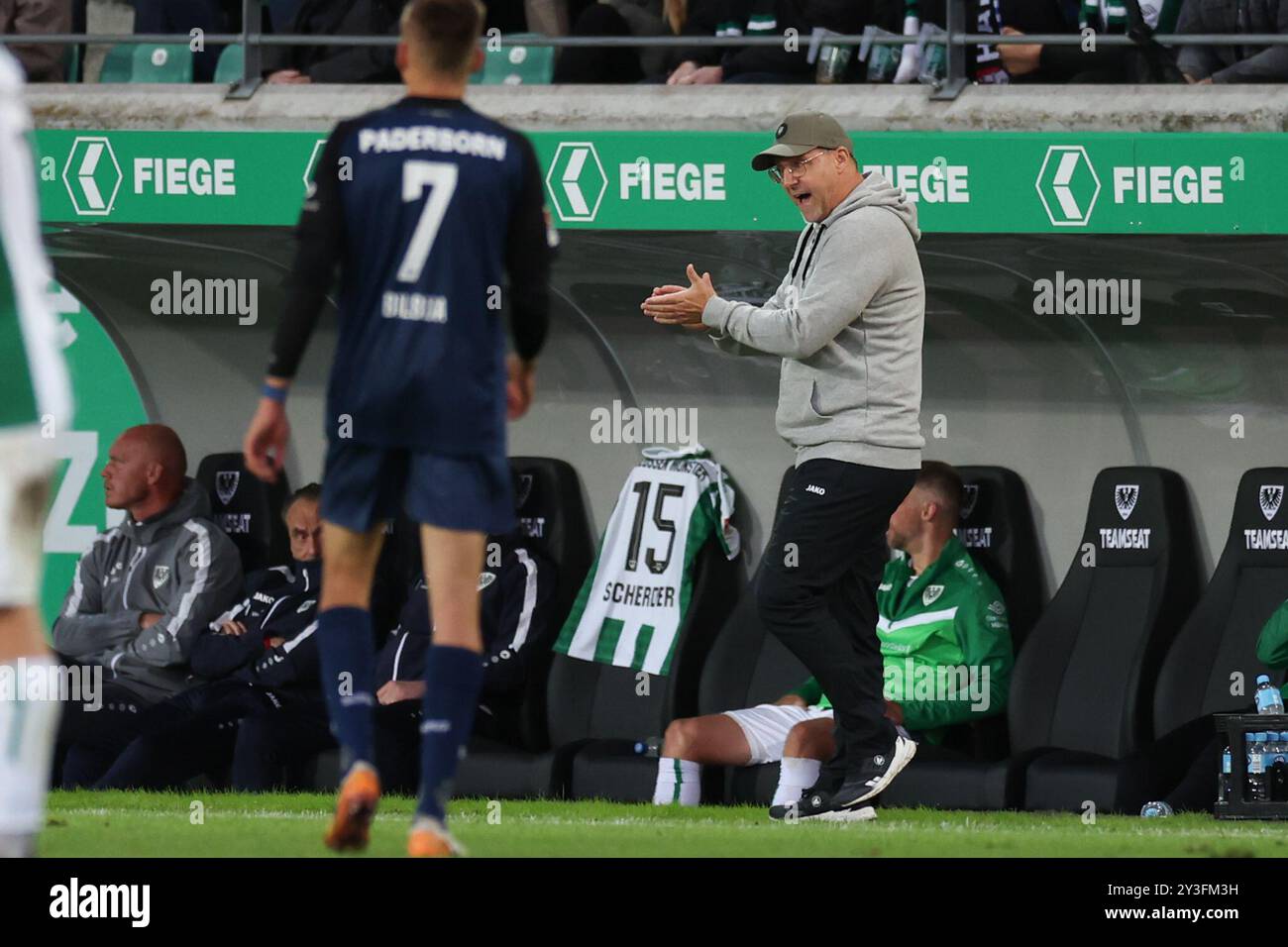 13 septembre 2024, Rhénanie-du-Nord-Westphalie, Münster : football : Bundesliga 2, SC Preußen Münster - SC Paderborn 07, journée 5 au Stadion an der Hammer Straße. L’entraîneur de Münster, Sascha Hildmann, se tient sur la ligne de touche. Photo : Friso Gentsch/dpa - NOTE IMPORTANTE : conformément aux règlements de la DFL German Football League et de la DFB German Football Association, il est interdit d'utiliser ou de faire utiliser des photographies prises dans le stade et/ou du match sous forme d'images séquentielles et/ou de séries de photos de type vidéo. Banque D'Images