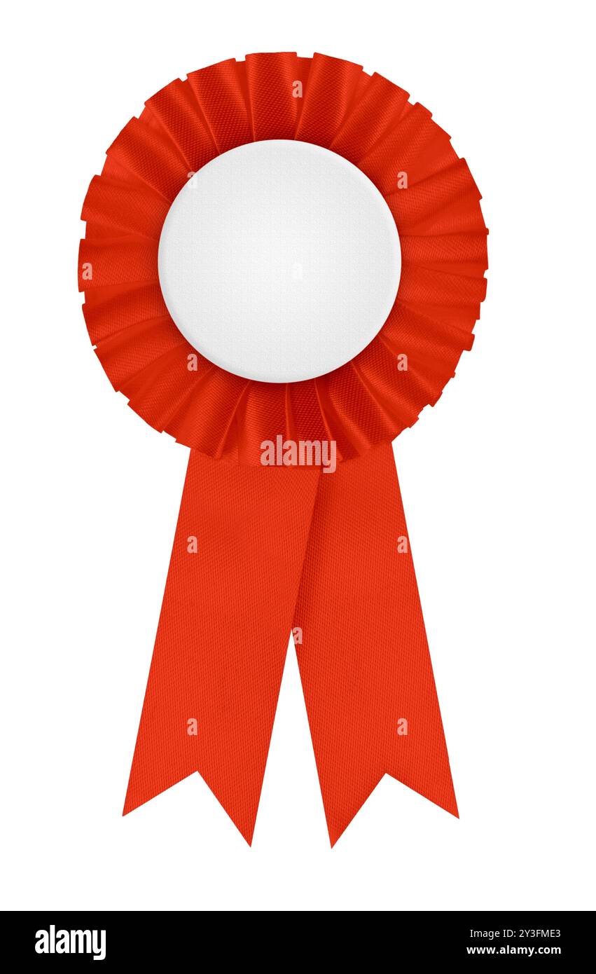 Rosette - ruban de prix rouge des gagnants. Prix plissé circulaire avec centre blanc vierge pour placer le motif. Photographié isolé sur un fond blanc Banque D'Images