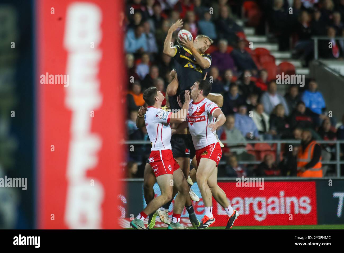 St Helens, Royaume-Uni. 13 septembre 2024. Luke Hooley recueille une balle haute*** lors du match de Super League entre St Helens et Castleford Tigers au Totally Wicked Stadium, St Helens, Royaume-Uni, le 13 septembre 2024. Photo de Simon Hall. Utilisation éditoriale uniquement, licence requise pour une utilisation commerciale. Aucune utilisation dans les Paris, les jeux ou les publications d'un club/ligue/joueur. Crédit : UK Sports pics Ltd/Alamy Live News Banque D'Images