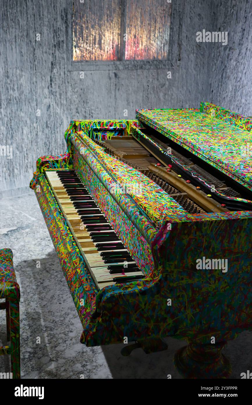 Piano éclaboussure de peinture colorée assis dans le «Color Hunter», maison des couleurs, la maison d'enfance de Sam Halaby tourné en exposition d'œuvres d'art. Banque D'Images