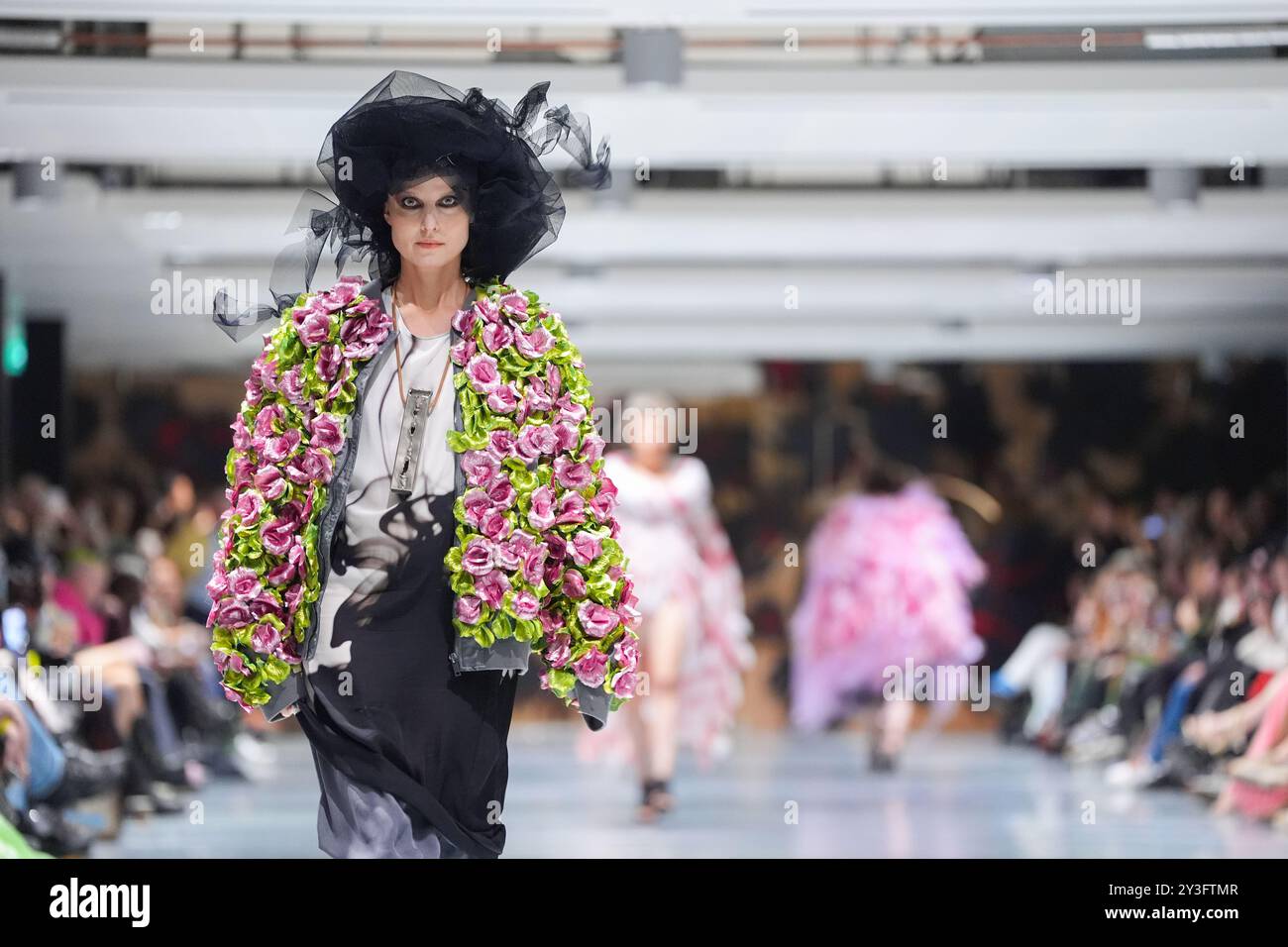 Mannequins sur la passerelle lors du spectacle vin + OMI au Kensington Building, Londres, pendant la London Fashion week. Date de la photo : vendredi 13 septembre 2024. Banque D'Images