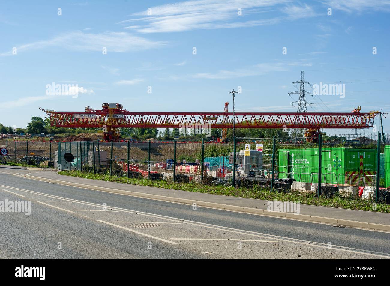 Harefield, Royaume-Uni. 13 septembre 2024. Dominique le Girder de lancement du train à grande vitesse HS2 qui a soulevé les segments de béton du viaduc de Colne Valley pour les mettre en place à Harefield. Le dernier segment de pont a été installé la semaine dernière. Le viaduc de Colne Valley s'étend sur plus de 3,4 km (2 miles) à travers une série de lacs et de voies navigables entre Hillingdon et la M25 à la périphérie nord-ouest de Londres. C'est le plus long pont ferroviaire du Royaume-Uni et près d'un kilomètre de plus que le Forth Bridge en Écosse. Le Panorama de BBC One, HS2 : The Railway that Bloww milliards, sera diffusé à 20h le lundi 16 Banque D'Images