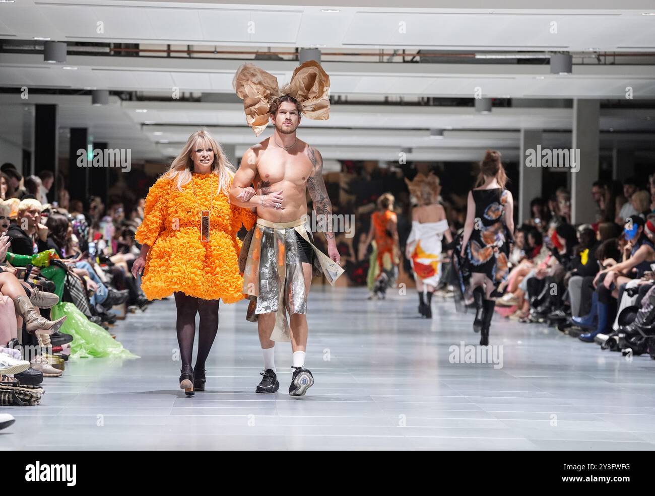 JO Wood (à gauche) sur la passerelle pendant le spectacle vin + OMI au Kensington Building, Londres, pendant la Fashion week de Londres. Date de la photo : vendredi 13 septembre 2024. Banque D'Images