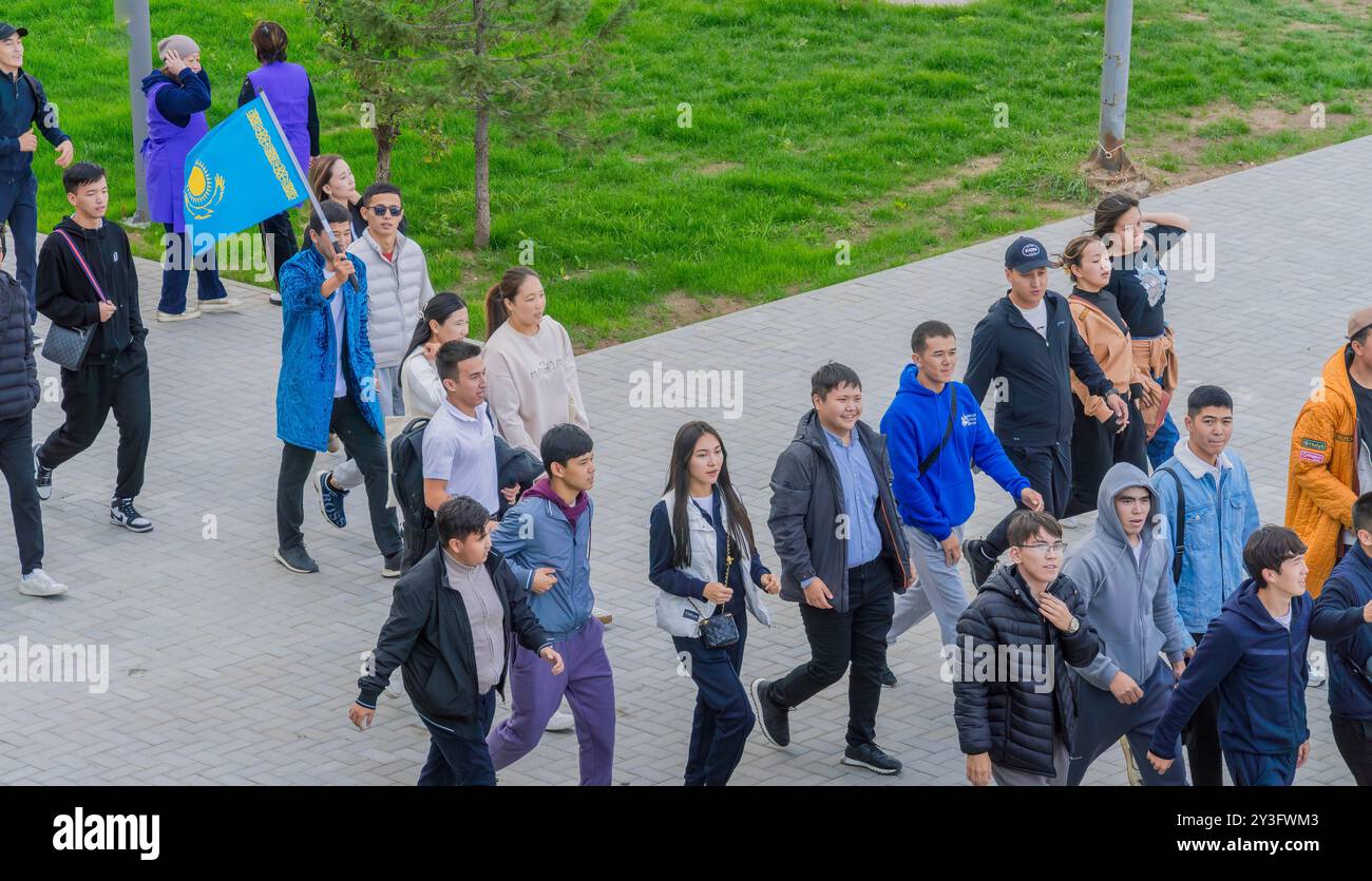 Le groupe de fans de sport kazakhs avec le drapeau du Kazakhstan aux Jeux mondiaux nomades à Astana, Kazakhstan. Banque D'Images