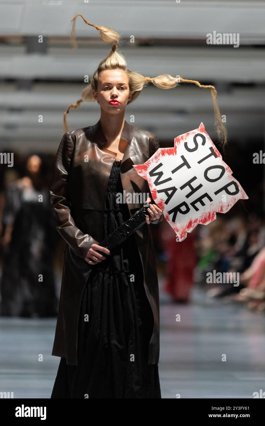 Le Kensington Building, Londres, Royaume-Uni. 13 septembre 2024. Les créateurs de mode durable vin + OMI ont présenté leurs derniers designs fabriqués à partir de produits recyclés lors d’un événement intitulé « MOXIE » et ont célébré leur 20e anniversaire. Vin + OMI utilisent une variété de produits recyclés, y compris les usines de déchets de Sandringham Estate de HM King Charles III, les déchets plastiques des fournisseurs ainsi que les déchets récupérés des rivières polluées et les collectes de poubelles. Arrêtez l'étiquette de guerre Banque D'Images