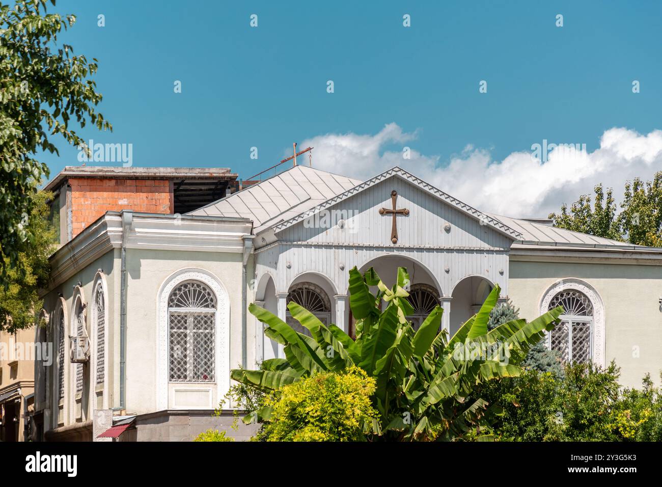 Tbilissi, Géorgie - 12 août 2024 : entrée et panneau du Patriachat de Géorgie, l'une des plus anciennes institutions chrétiennes du monde, TBIL Banque D'Images