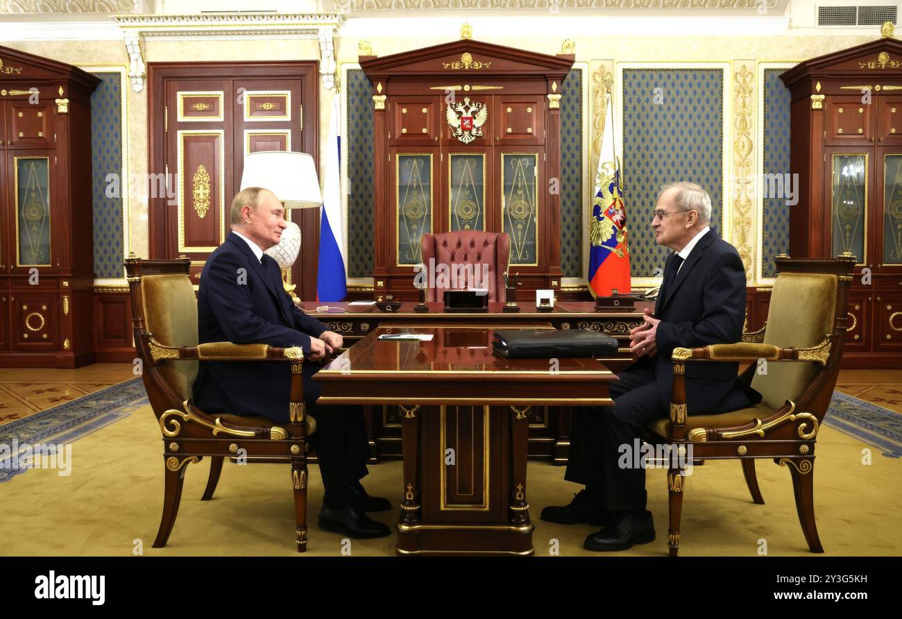 Saint-Pétersbourg, Russie. 13 septembre 2024. Le président russe Vladimir Poutine, à gauche, écoute le président de la Cour constitutionnelle Valery Zorkin, à droite, lors d’une réunion de travail, le 13 septembre 2024 à Saint-Pétersbourg, en Russie. Crédit : Alexander Kazakov/Kremlin Pool/Alamy Live News Banque D'Images