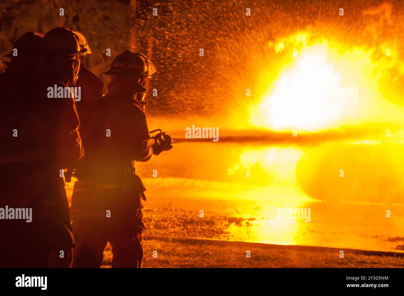 Les stagiaires du Fire College attaquent un incendie Banque D'Images