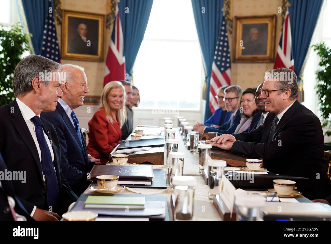 Britain's Prime Minister Keir Starmer, right, and Foreign Secretary David Lammy, second right, during a meeting with US President Joe Biden, 2nd left, in the Blue Room at the White House in Washington, Friday Sept. 13, 2024. (Stefan Rousseau/Pool via AP) Banque D'Images