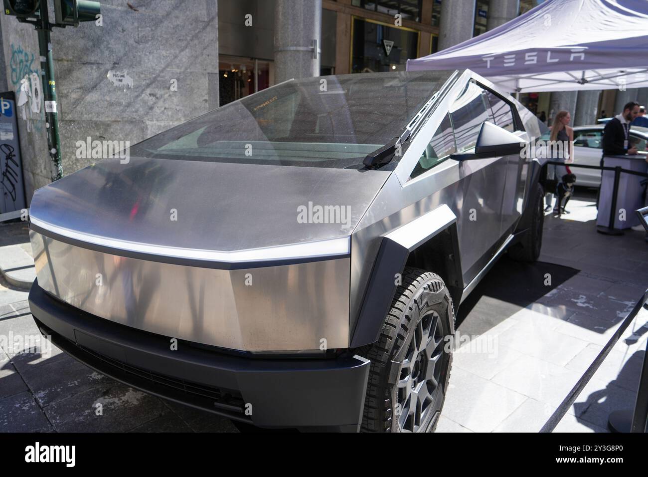 Turin, Italie - 13 septembre 2024 : le Cybertruck CyberBeast de Tesla est un pick-up électrique cinq places au salon de l'automobile de Turin. Banque D'Images