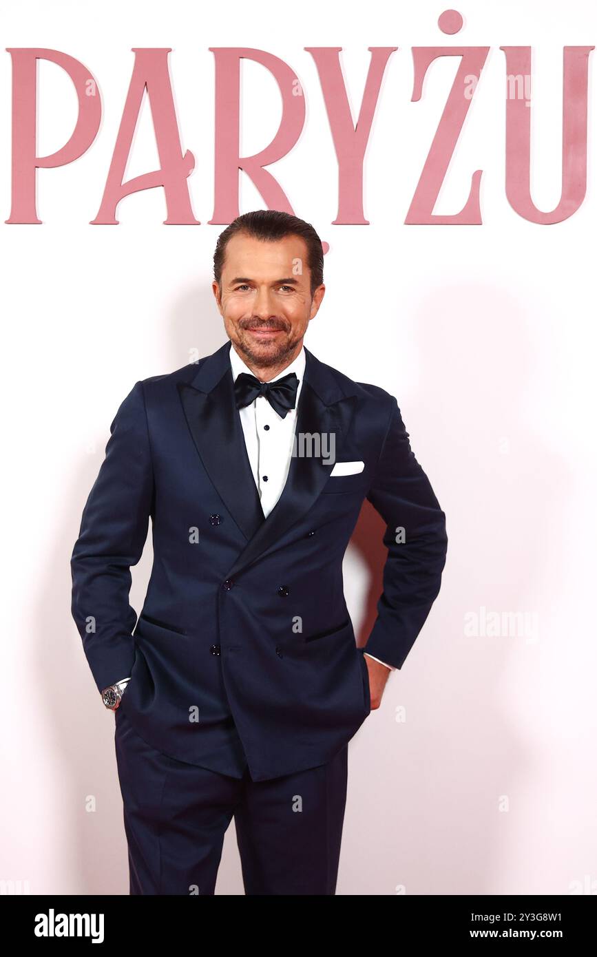 L'acteur William Abadie assiste à une photocall lors de la première de la quatrième partie de la saison de la série Netflix 'Emily in Paris' à Cracovie, Pologne, le 12 septembre 2024. (Photo de Beata Zawrzel/NurPhoto) crédit : NurPhoto SRL/Alamy Live News Banque D'Images