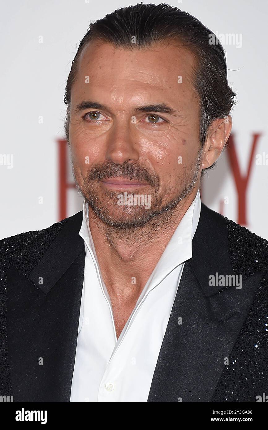 Emily in Paris quatrième saison tapis rouge William Abadie lors du tapis rouge Emily in Paris quatrième saison. Rome Italie, 10 septembre 2024 Imago-images/Emmefoto Copyright : xImago-images/Emmefotox Banque D'Images