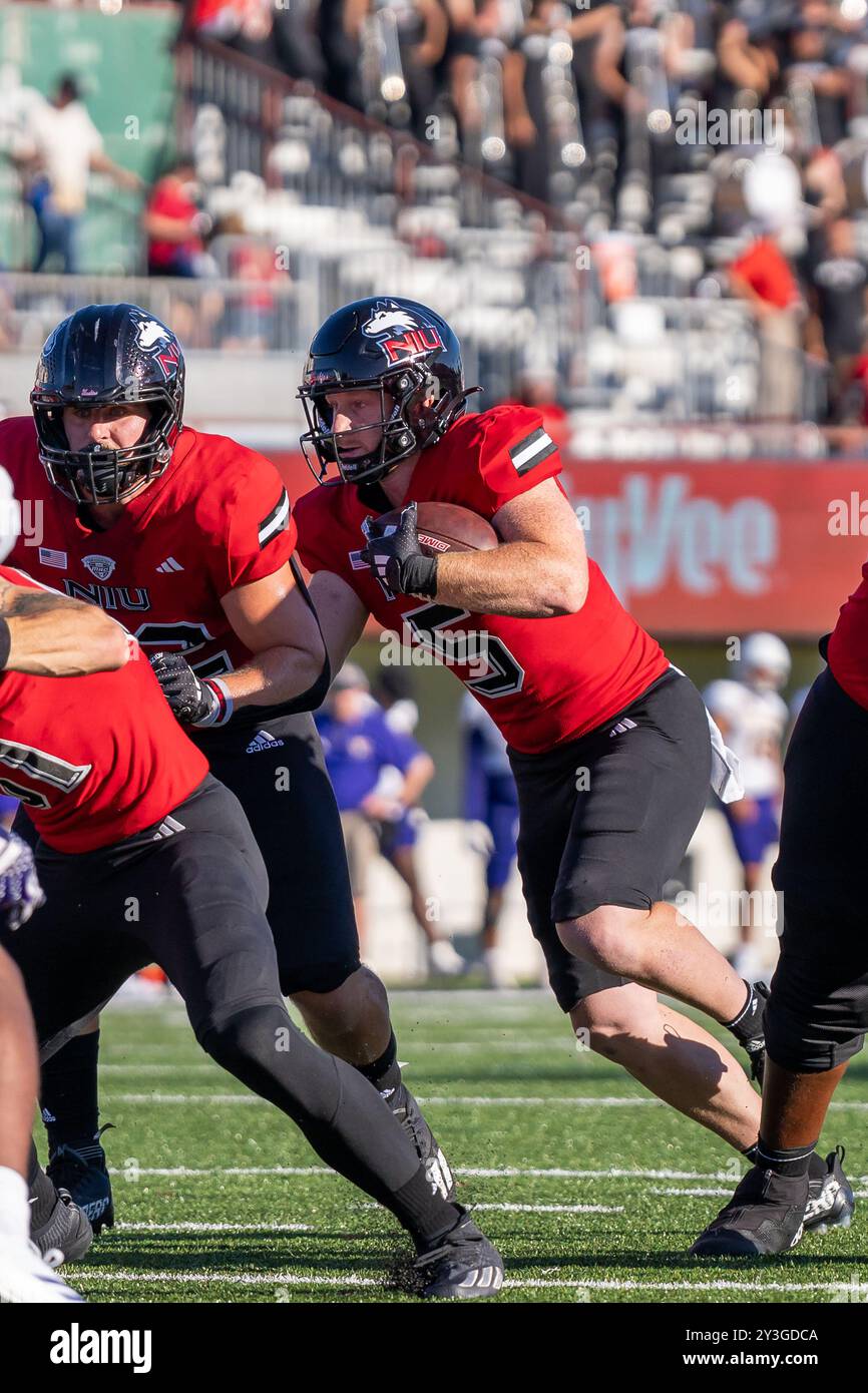 Justin Lynch (#5) en action lors de l'ouverture de la saison 2024 de la NCAA pour les Huskies de l'Université Northern Illinois contre les Leathernecks de l'Université Western Illinois au Huskie Stadium. Score final : NIU 54:15 WIU. Banque D'Images