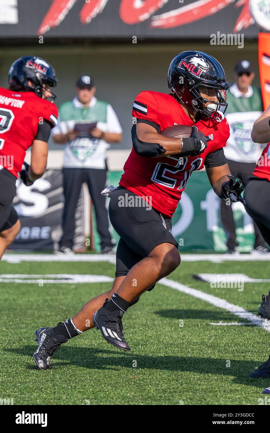 Gavin Williams (#21) en action lors de l'ouverture de la saison 2024 de la NCAA pour les Huskies de l'Université Northern Illinois contre les Leathernecks de l'Université Western Illinois au Huskie Stadium. Score final : NIU 54:15 WIU. Banque D'Images