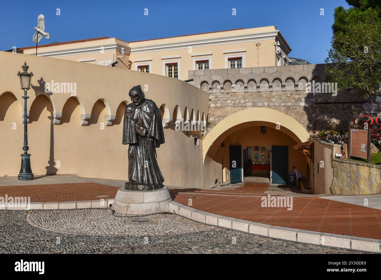 Statue de Françoise Grimaldi, noble génois qui, habillé en frère, captura le Rocher de Monaco en 1297, avec son cousin Rainier Ier, Monaco ville Banque D'Images