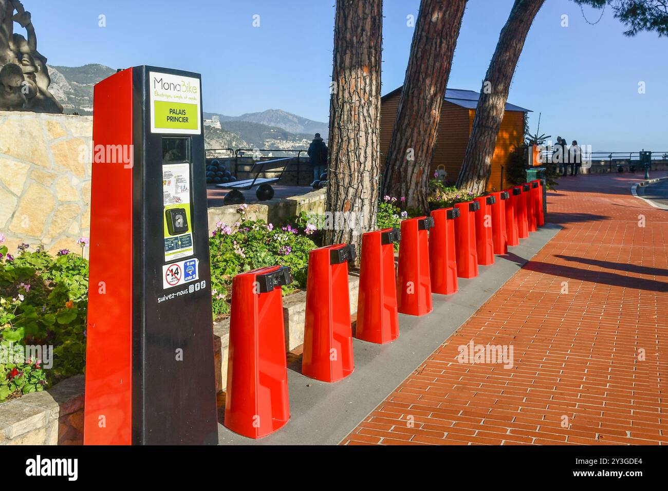 Station de location de vélos électriques 'Monabike' avec le point panoramique Palace Terrace en arrière-plan, Monaco Villae, Principauté de Monaco Banque D'Images