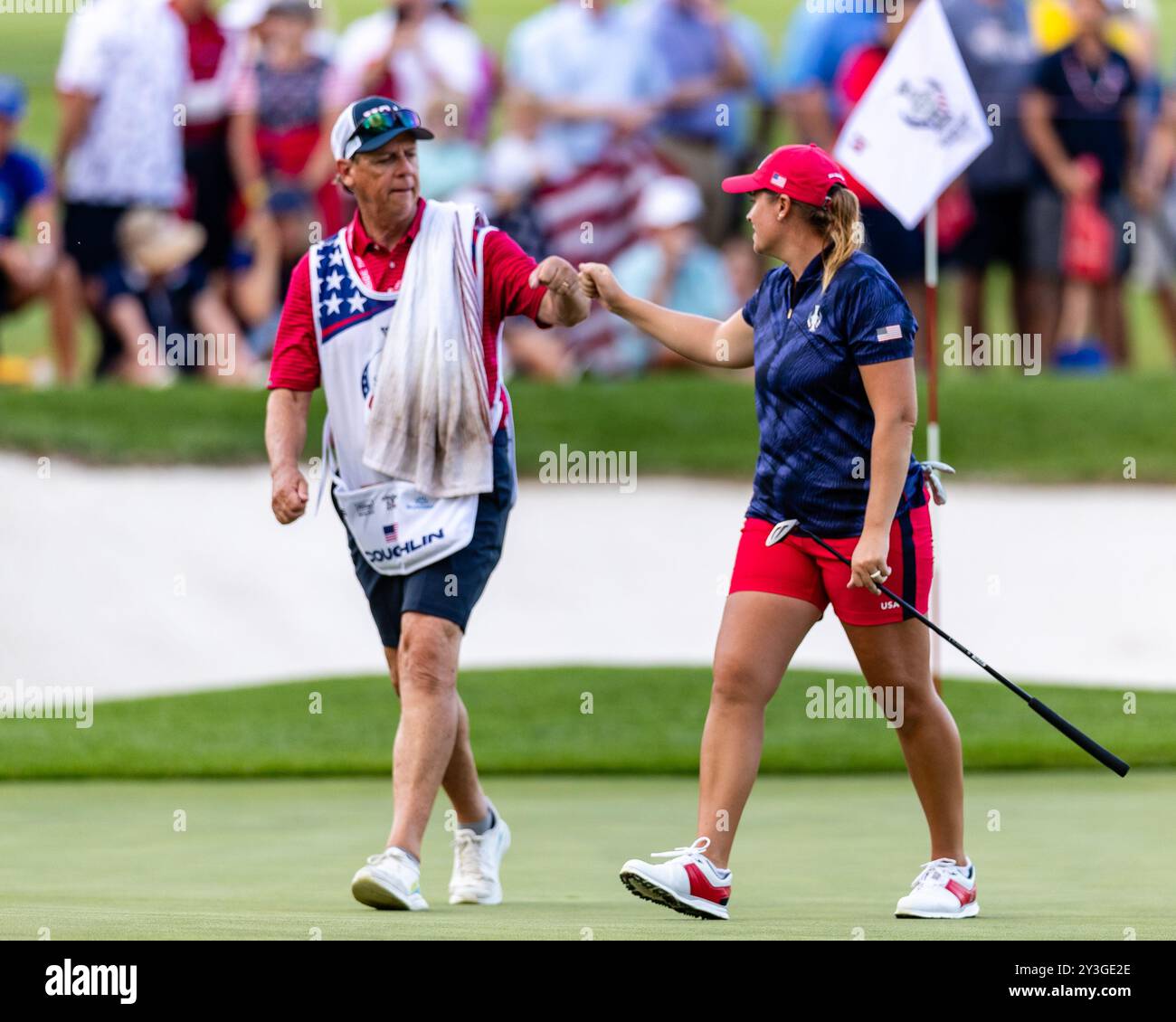 Gainesville, va, États-Unis. 13 septembre 2024. LAUREN COUGHLIN, de l'équipe des États-Unis, célèbre avec son caddie lors des matchs de quatre balles de l'après-midi le premier jour de la Coupe Solheim 2024. (Crédit image : © Robert Blakley/ZUMA Press Wire) USAGE ÉDITORIAL SEULEMENT! Non destiné à UN USAGE commercial ! Banque D'Images