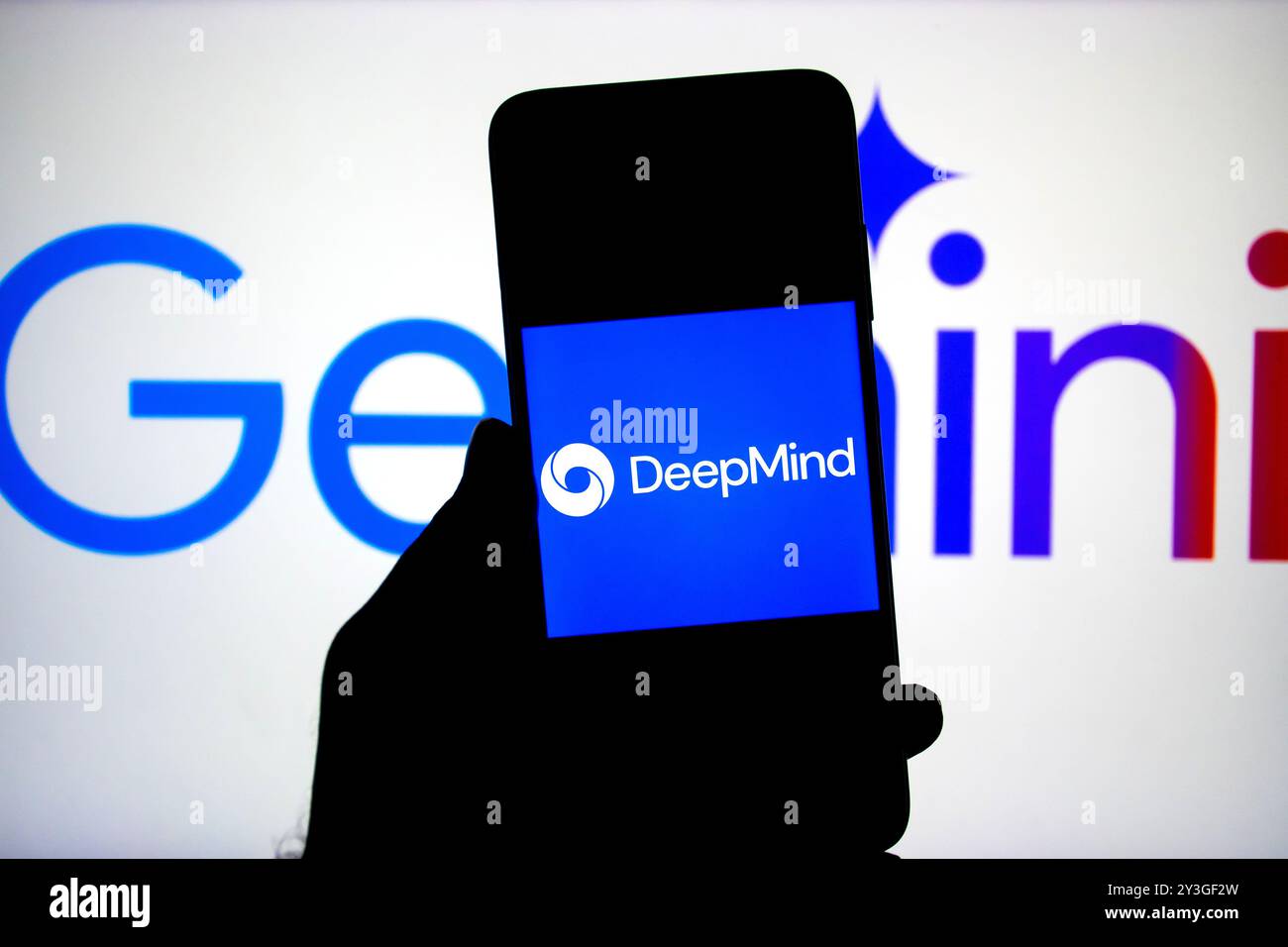 Dans cette illustration photo, un logo Deep Mind vu affiché sur un smartphone avec un logo Gemini en arrière-plan. Banque D'Images