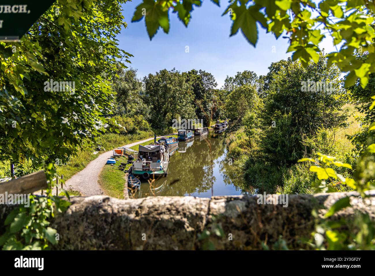 Les bateaux amarrent sur la rivière avon près de Bath Bristol Warleigh Weir Banque D'Images