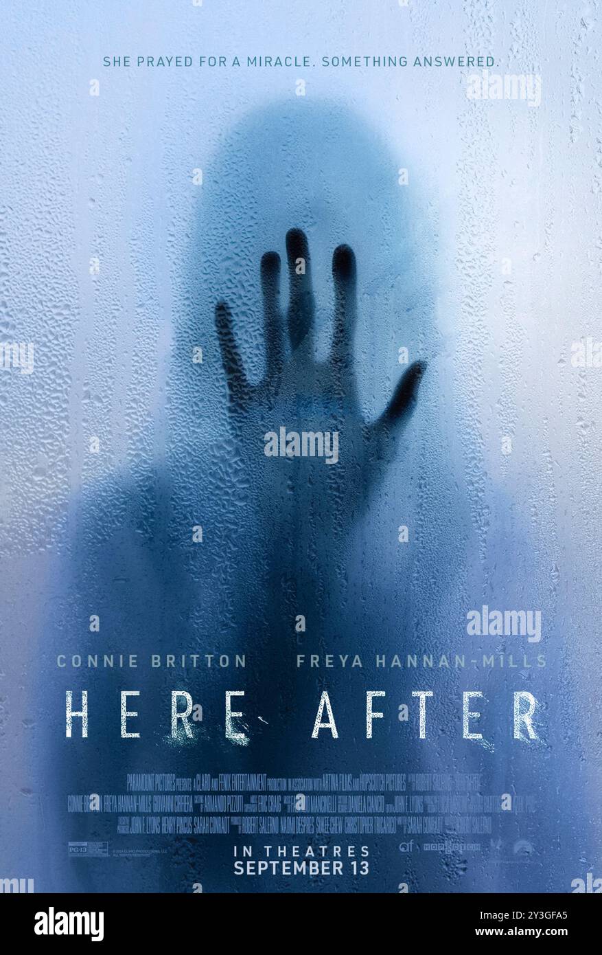 Here After (2024) réalisé par Graham O'Neill, avec Connie Britton, Giovanni Cirfiera et Freya Hannan-Mills. Un thriller surnaturel glacial sur une mère cherchant un miracle et découvrant que certaines prières sont mieux laissées sans réponse. Affiche AMÉRICAINE À une feuille POUR USAGE ÉDITORIAL UNIQUEMENT. Crédit : BFA / Paramount Pictures. Banque D'Images