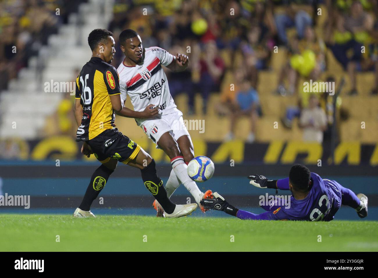 Novo Horizonte, Brésil. 13 septembre 2024. SP - NOVO HORIZONTE - 09/13/2024 - B BRÉSILIEN 2024, NOVORIZONTINO x BOTAFOGO-SP - Jordi, gardien de but de Novorizontino, conteste un coup avec Victor Andrade, joueur de Botafogo-SP, lors d'un match au stade Jorge Ismael de Biasi pour le championnat brésilien B 2024. Photo : Pedro Zacchi/AGIF (photo de Pedro Zacchi/AGIF/SIPA USA) crédit : Sipa USA/Alamy Live News Banque D'Images