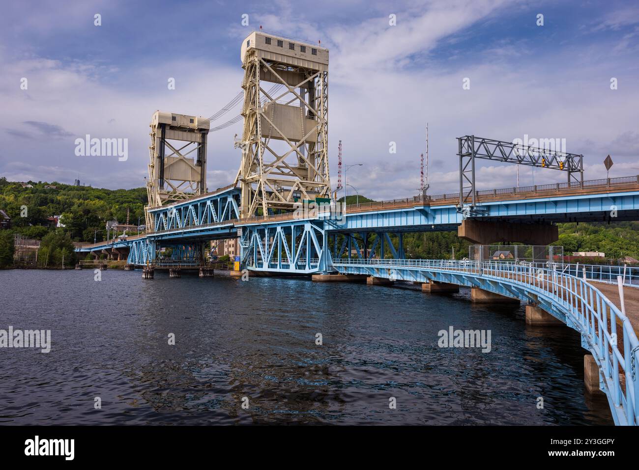 Pont élévateur à double pont traversant une rivière. Banque D'Images