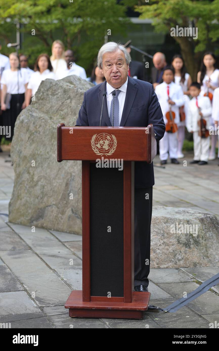 New York, États-Unis, 13 septembre 2024 : le Secrétaire général de l'ONU Antonio Guterres sonne la cloche de la paix au siège de l'ONU lors de la cérémonie de la Journée internationale de la paix 2024. Cette année marque le 25e anniversaire de l’adoption par l’Assemblée générale des Nations Unies de la Déclaration et du Programme d’action en faveur d’une culture de la paix. (21 septembre 2024) photo : Luiz Rampelotto/EuropaNewswire Banque D'Images