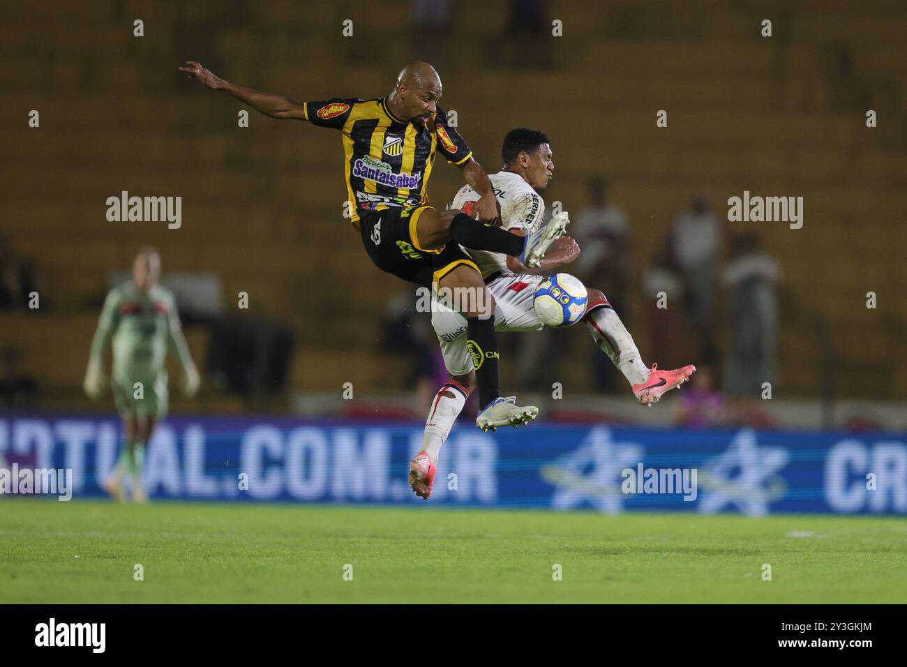Novo Horizonte, Brésil. 13 septembre 2024. SP - NOVO HORIZONTE - 09/13/2024 - B 2024 BRÉSILIEN, NOVORIZONTINO x BOTAFOGO-SP - Waguininho, joueur de Novorizontino, conteste un coup avec Victor Andrade, joueur de Botafogo-SP, lors d'un match au stade Jorge Ismael de Biasi pour le championnat brésilien B 2024. Photo : Pedro Zacchi/AGIF (photo de Pedro Zacchi/AGIF/SIPA USA) crédit : Sipa USA/Alamy Live News Banque D'Images