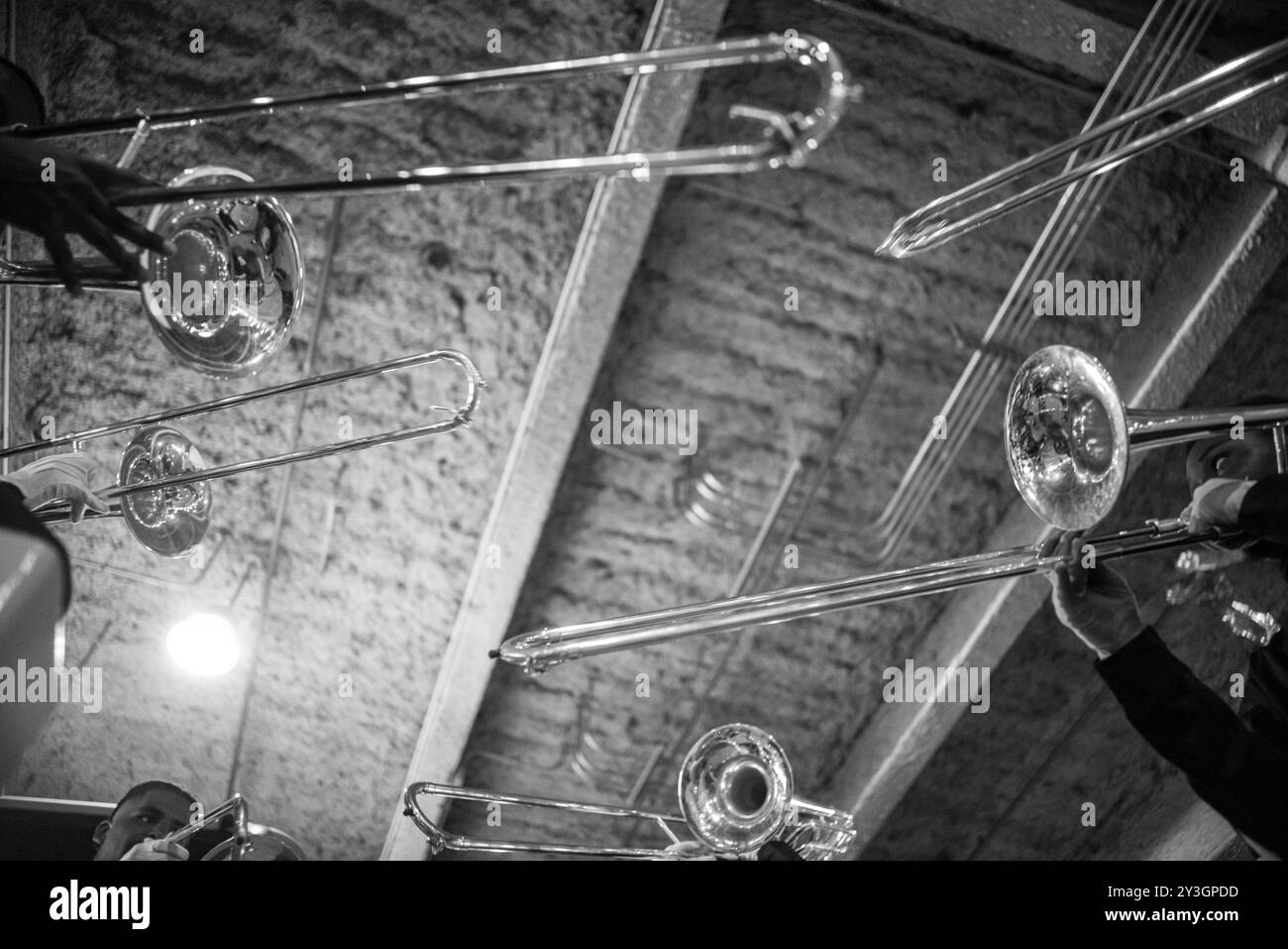 East Rutherford, New Jersey, États-Unis. 13 septembre 2024. Morehouse College House of Funk Marching Band se réchauffe à American Mall avant leur performance contre leur rial Howard University Marching Band Show-time pendant la bataille des groupes au centre commercial lors d'un rassemblement de pep avant l'événement principal entre les deux équipes de football au met-Life Stadium à East Rutherford, NJ Le match du samedi après-midi du HBCUNY met en vedette les Tigers du Collège Morehouse (Atlanta, GA) contre le Bison de l'Université Howard (Washington, DC). Les Bison sont les favoris pour gagner car ils ont pris la deuxième place dans le MEAC SWAC C de l'année dernière Banque D'Images