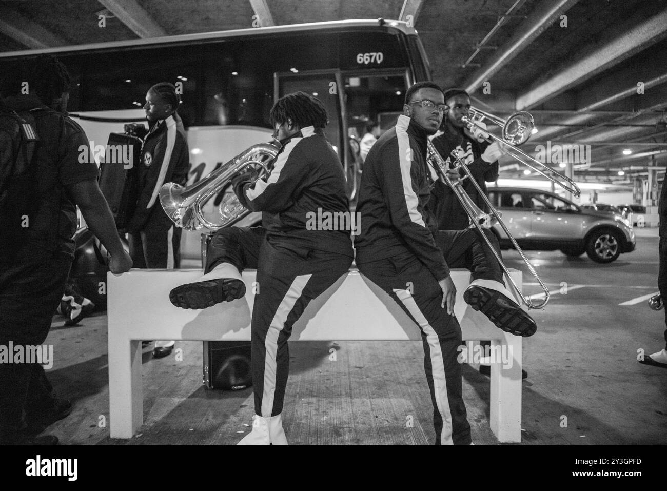 East Rutherford, New Jersey, États-Unis. 13 septembre 2024. Morehouse College House of Funk Marching Band se réchauffe à American Mall avant leur performance contre leur rial Howard University Marching Band Show-time pendant la bataille des groupes au centre commercial lors d'un rassemblement de pep avant l'événement principal entre les deux équipes de football au met-Life Stadium à East Rutherford, NJ Le match du samedi après-midi du HBCUNY met en vedette les Tigers du Collège Morehouse (Atlanta, GA) contre le Bison de l'Université Howard (Washington, DC). Les Bison sont les favoris pour gagner car ils ont pris la deuxième place dans le MEAC SWAC C de l'année dernière Banque D'Images