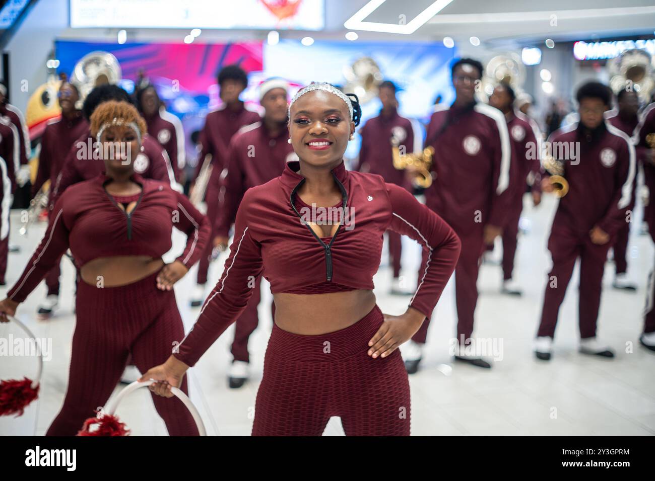 East Rutherford, New Jersey, États-Unis. 13 septembre 2024. Morehouse College House of Funk Marching Band se produit à l'American Mall The Arrival the Howard University Marching Band Show-time pour la bataille des groupes au centre commercial lors d'un rassemblement de peps avant l'événement principal entre les deux équipes de football au met-Life Stadium à East Rutherford, NJ Le match du samedi après-midi du HBCUNY met en vedette les Tigers du Collège Morehouse (Atlanta, GA) contre le Bison de l'Université Howard (Washington, DC). Les bisons sont les favoris pour gagner car ils ont pris la deuxième place au MEAC SWAC Cricket Celebration Bowl l'an dernier Banque D'Images