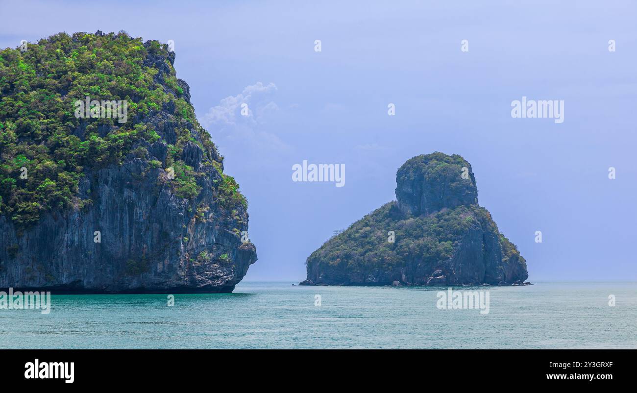 Temps orageux sur les îles rocheuses dans le parc national de Mu Ko Ang Thong, Thaïlande Banque D'Images