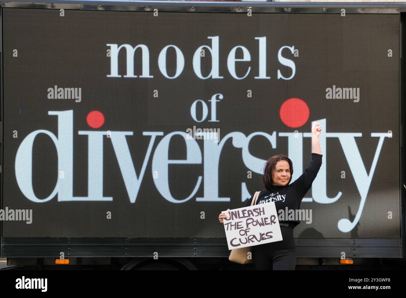 Londres, Royaume-Uni, 13 septembre 2024. Models of Diversity (MOD) révèlent une campagne de panneaux publicitaires mobiles devant le site de la Fashion week de Londres 180 The Strand, mettant en vedette divers modèles contestant la fausse représentation dépassée de la taille plus, et soulignant le manque d'inclusion dans les industries de la mode, de la beauté et des médias. Crédit : onzième heure photographie/Alamy Live News Banque D'Images