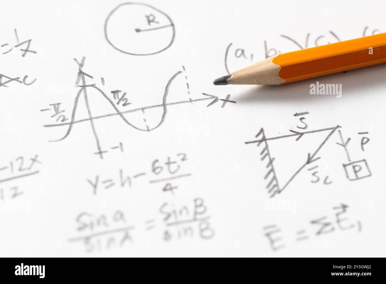 Équations mathématiques et graphe avec crayon Banque D'Images